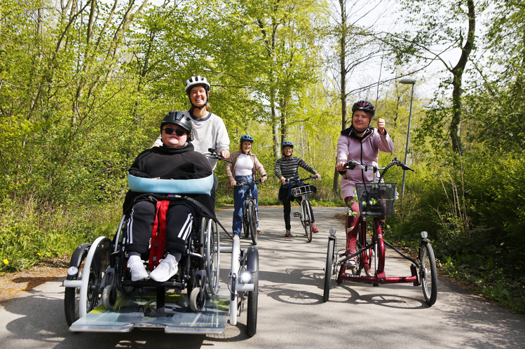 Egmont Højskolen ved Hou har 70-80 elever med bevægelseshandicap. Højskolen bruger forskellige specialcykler til eleverne. (Foto: Jens Hasse)