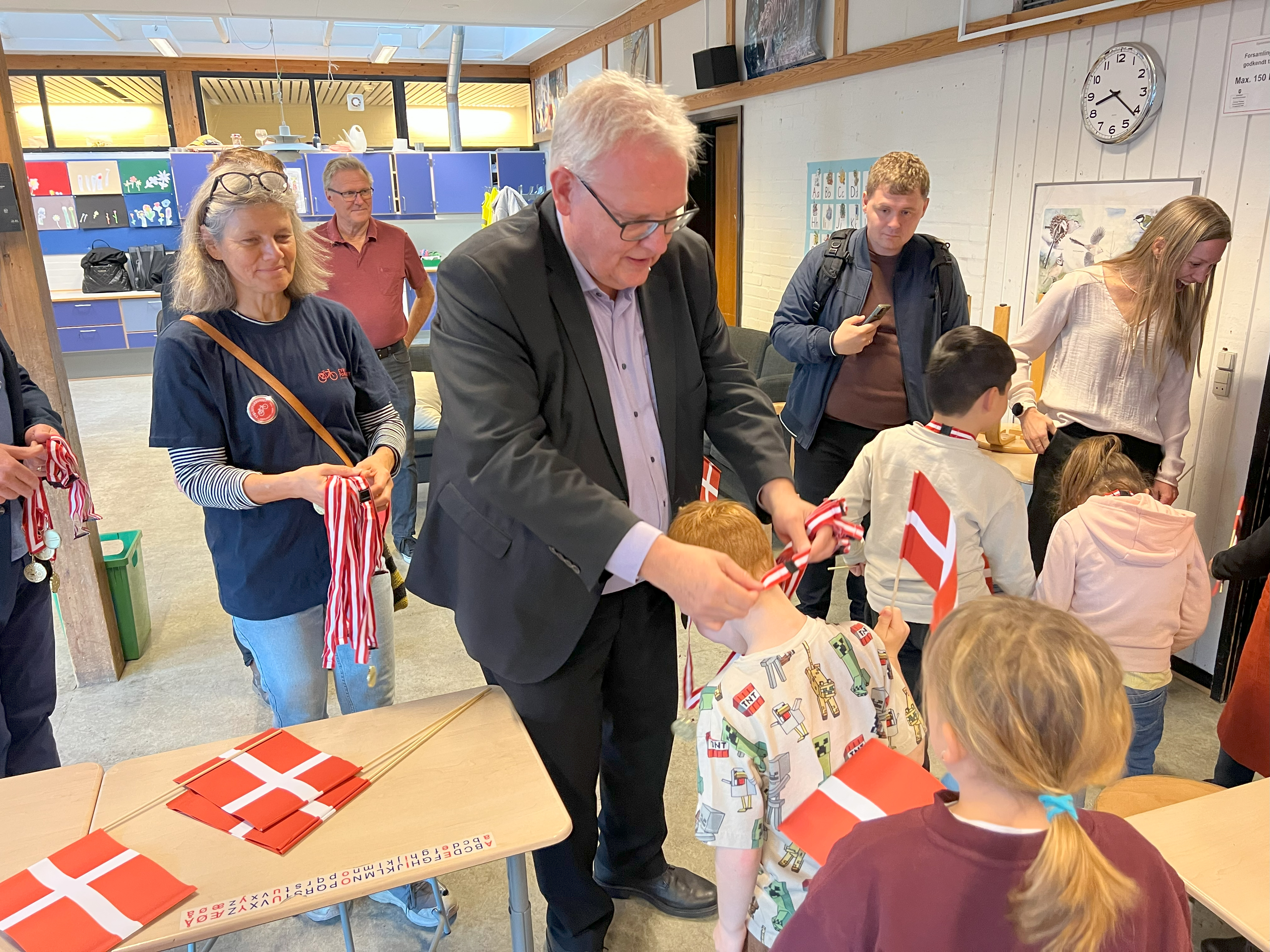 Borgmester, Steen Christiansen, og formand for Cyklistforbundets lokalafdeling på Vestegnen, Christina Saadbye, uddeler guldmedaljer til vinderne.
