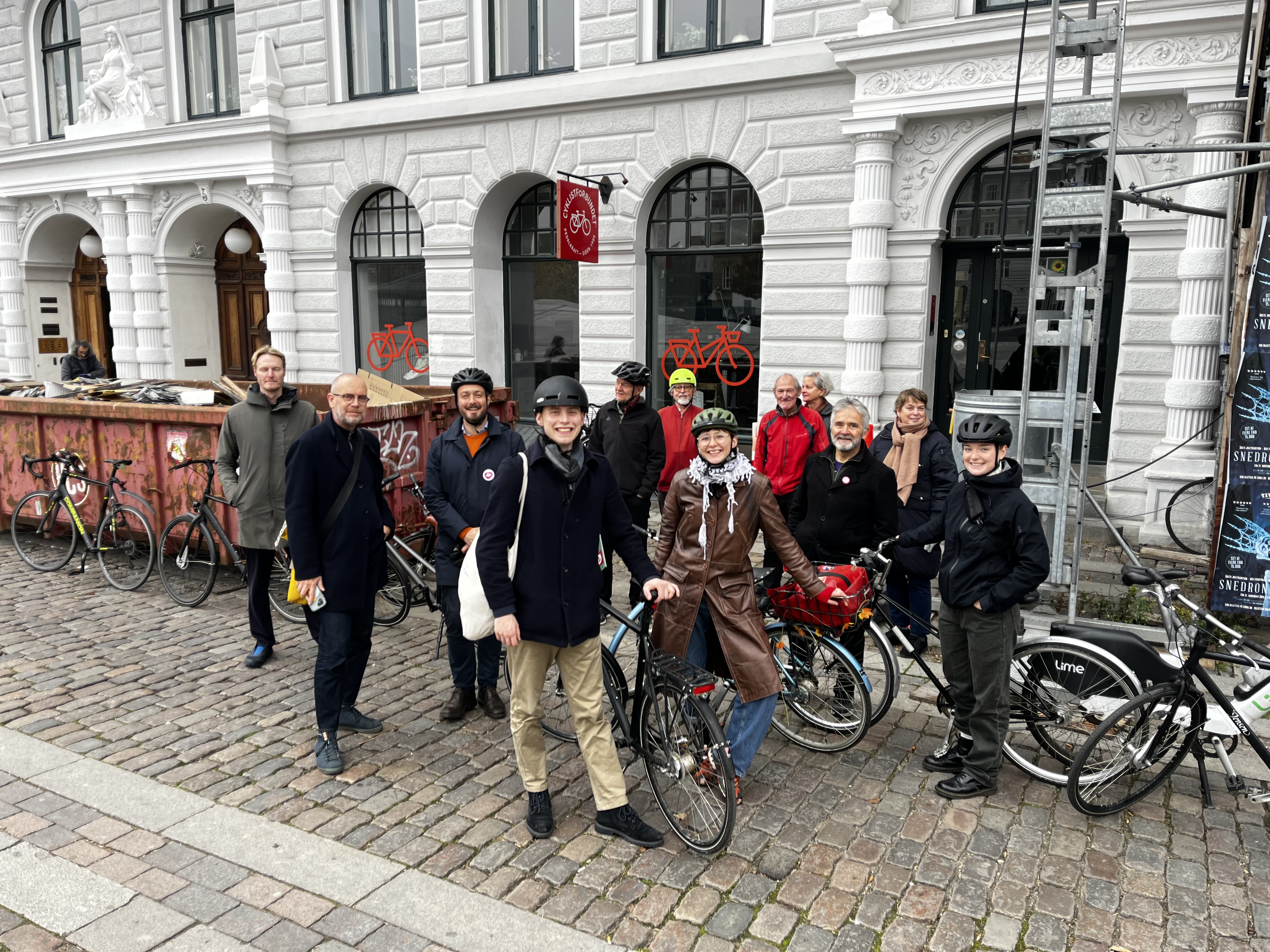 Politikere og Københavner bestyrelsen udenfor Rømergade